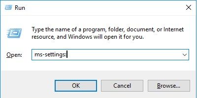 Снимок экрана: нажмите клавиши Windows + R, чтобы открыть окно «Выполнить», затем введите ms-settings: и нажмите Enter.