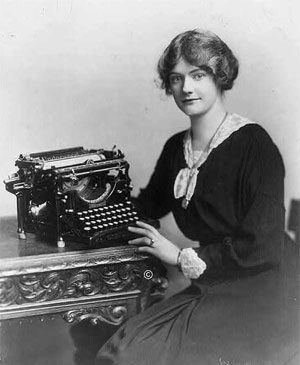 Женщина с пишущей машинкой Андервуд